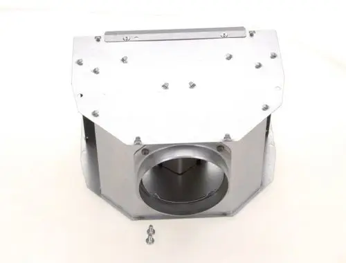 Metallisches Gehäuse mit runder Öffnung und mehreren Montagepunkten, möglicherweise Teil eines Luftstromsystems, hergestellt von Bosch.
